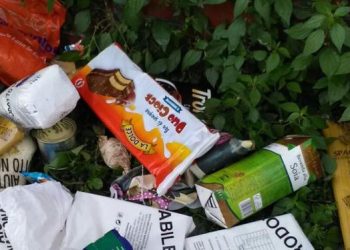 Pacchi alimentari gettati tra la spazzatura