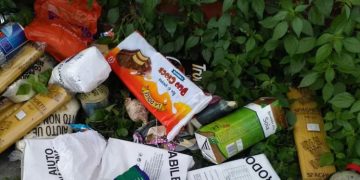 Pacchi alimentari gettati tra la spazzatura