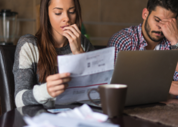 marito e moglie che leggono la boletta della luce