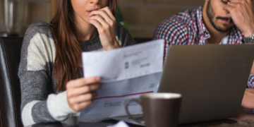 marito e moglie che leggono la boletta della luce