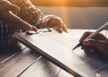 Consumatrice verifica un contratto attivato senza consenso ricevuto da un fornitore
