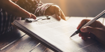 Consumatrice verifica un contratto attivato senza consenso ricevuto da un fornitore