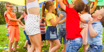 Bambini durante un centro estivo