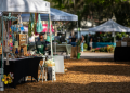 Mercatino estivo con bancarelle