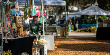 Mercatino estivo con bancarelle