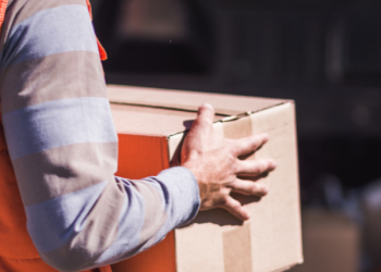 pacco vuoto dopo una consegna di un acquisto online