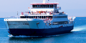 Traghetto durante le operazioni di imbarco
