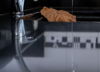 Rubinetto senza acqua durante un'interruzione del servizio idrico in estate