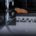 Rubinetto senza acqua durante un'interruzione del servizio idrico in estate