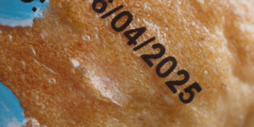 cibo scaduto con data di scadenza visibile