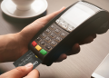 Cliente paga con carta tramite POS in un negozio