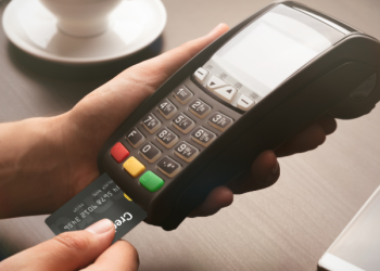 Cliente paga con carta tramite POS in un negozio