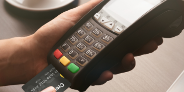 Cliente paga con carta tramite POS in un negozio