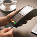 Cliente paga con carta tramite POS in un negozio
