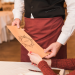 Cliente controlla un menù con prezzi non esposti prima di pagare il conto in un ristorante
