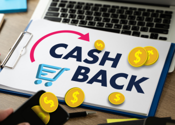 Consumatore che controlla una richiesta di cashback non ricevuto
