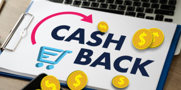 Consumatore che controlla una richiesta di cashback non ricevuto