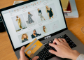 Pagamento online in tre rate visualizzato su uno smartphone