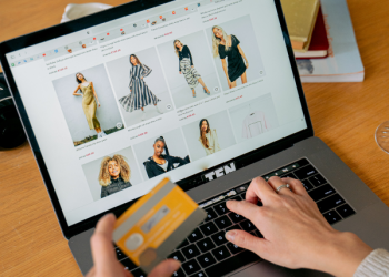 Pagamento online in tre rate visualizzato su uno smartphone