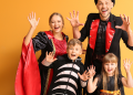 Costumi e decorazioni di Halloween con etichette e avvertenze di sicurezza