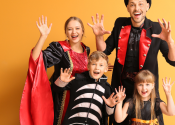 Costumi e decorazioni di Halloween con etichette e avvertenze di sicurezza