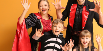 Costumi e decorazioni di Halloween con etichette e avvertenze di sicurezza