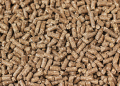 Pellet bagnato alla consegna con sacchi rotti e materiale fuoriuscito